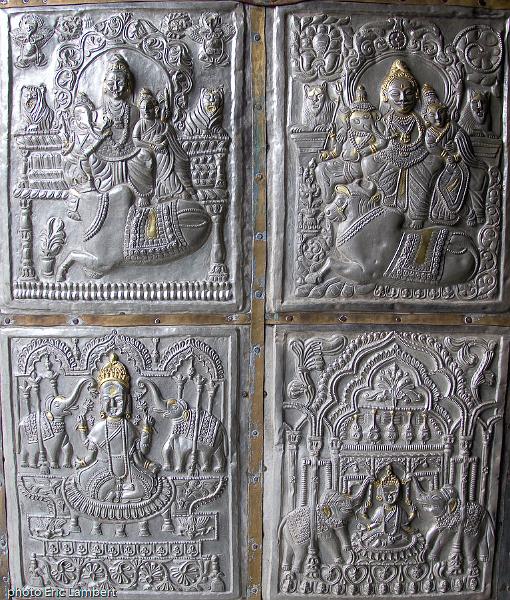 Inde2008-1245.jpg - porte en argent massif du temple de Sarahan