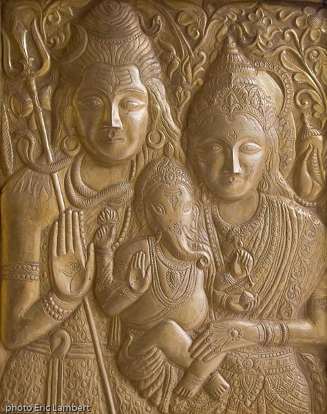 Inde2008-1306.jpg - Shiva, Parvâti et leur fils Ganesh, le dieu à la tête d'éléphant. Détail d'une porte d'entrée du temple de Sarahan.