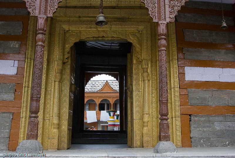 Inde2008-1314.jpg - Entrée du sanctuaire de Bhimakhali à Sarahan.